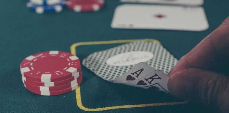 Pengguna memeriksa transaksi di ponsel